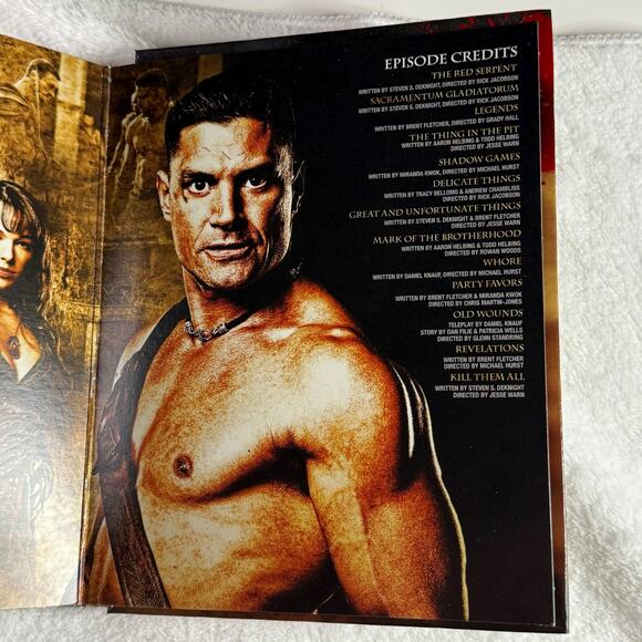 Spartacus: Blood and Sand – The Complete First Season (Blu-ray, 4-Disc Set) - Picture 8 of 12